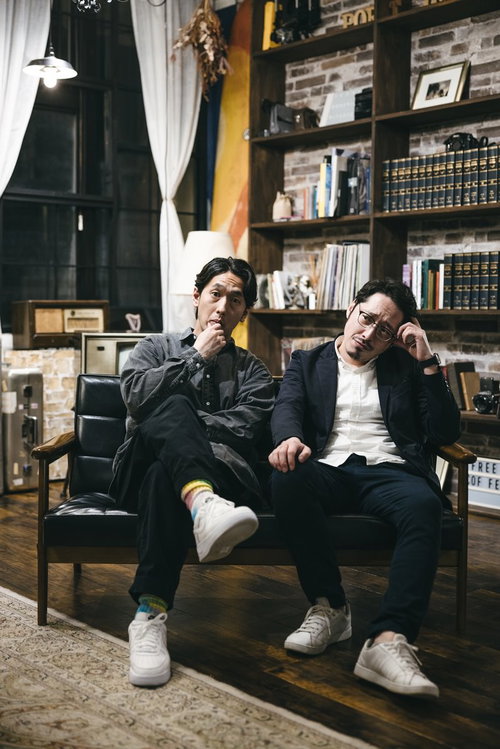 椅子に腰掛ける探偵コンビの二人組