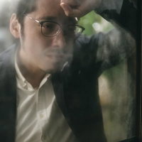 疲弊して意気消沈するスーツ姿の男性、過労とストレスで限界状態の写真