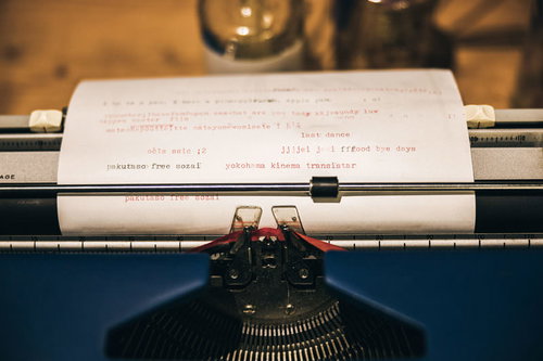 タイプライターに印字された文字列と機械部分