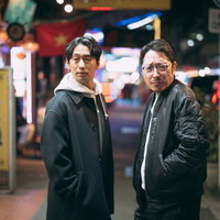 国際通りの商店街をねり歩く男性ふたり、夜間の繁華街を調査の写真