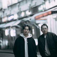 都橋商店街で並んで歩く探偵のゆうとたつの二人の写真