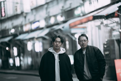 都橋商店街で並んで歩く探偵のゆうとたつの二人