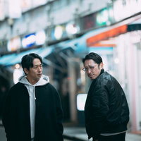 繁華街での夜間の探偵による尾行調査と警戒活動の写真