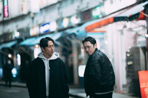 繁華街での夜間の探偵による尾行調査と警戒活動