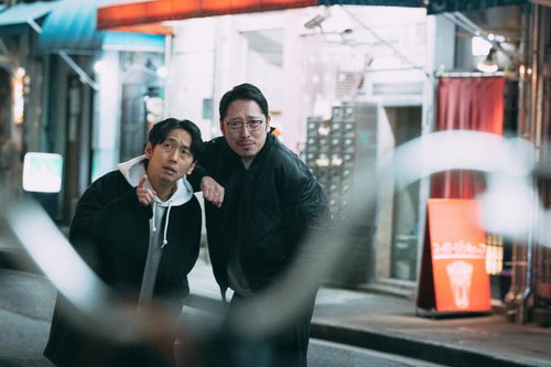 ハンドルの先には真実 夜間の都市で尾行する探偵の男性たち