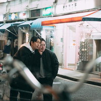 自転車の陰から備考する二人組の男性の尾行調査の写真