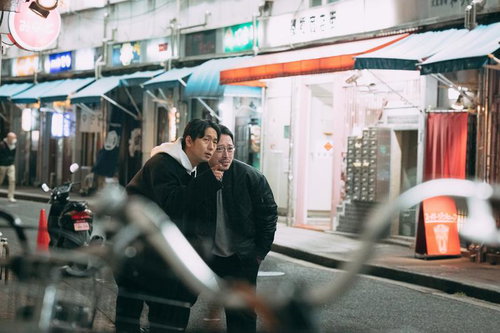 自転車の陰から備考する二人組の男性の尾行調査