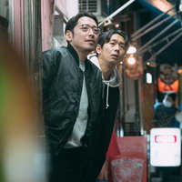 物陰からチラミする二人組の尾行調査、探偵業務やスパイ監視のの写真