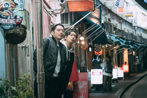 物陰から隠れて身を潜める男性二人による尾行のテクニック