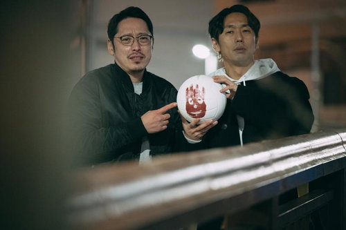 ウイルソンを手にした二人組の男性探偵による尾行調査