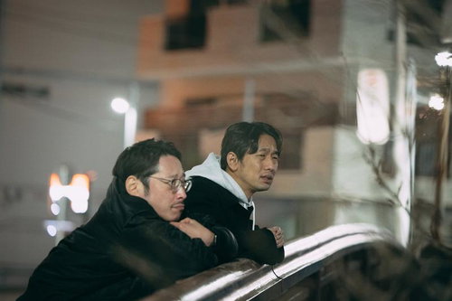 夜間の街で尾行と見張りを語る二人組の探偵