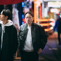 仕事帰りに商店街の飲み屋へ向かうアラフォーの男性の写真