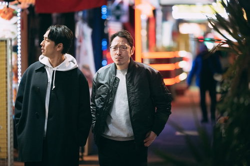 仕事帰りに商店街の飲み屋へ向かうアラフォーの男性