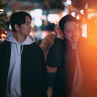 夜の商店街を調査する探偵の相棒たちの夜間捜査の写真