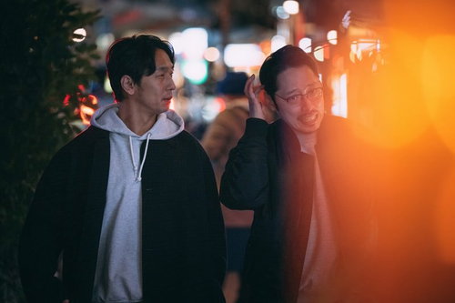 夜の商店街を調査する探偵の相棒たちの夜間捜査