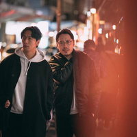 夜の街で尾行する二人の男性の調査・追跡シーンの写真