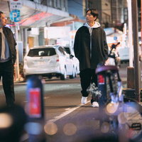 夜の街を歩く二人の男性の写真