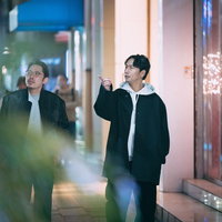 夜の繁華街で二軒目を探すアラフォーふたりの写真
