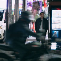 通行人を装って反対車線から尾行・追跡する男性の写真