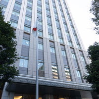 金融庁の高層ビル建物、霞が関の官公庁建築の写真