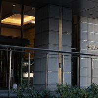 金融庁の現代的なエントランス、ガラス張りで洗練された官公庁ビルの入り口の写真