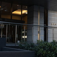 夕暮れ時の金融庁の入口 霞ヶ関の官公庁舎の写真