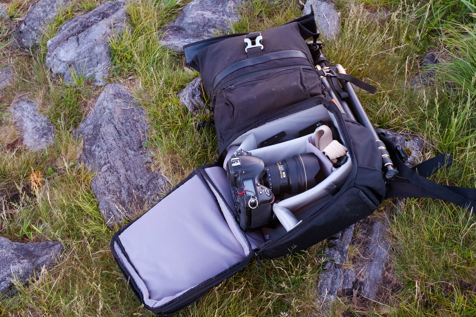 夕暮れの橋が映り込む水晶球を手で持つ