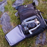 夕暮れの橋を映す水晶球と登山ザックの写真