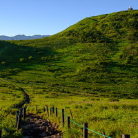 霧ヶ峰の車山気象レーダー観測所と遊歩道、高原の景観の写真