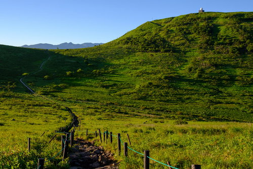 霧ヶ峰の車山気象レーダー観測所と遊歩道、高原の景観