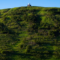 霧ヶ峰の山頂に立つ車山気象レーダー観測所の写真