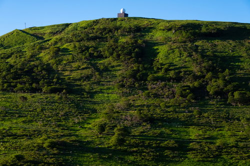 霧ヶ峰の山頂に立つ車山気象レーダー観測所
