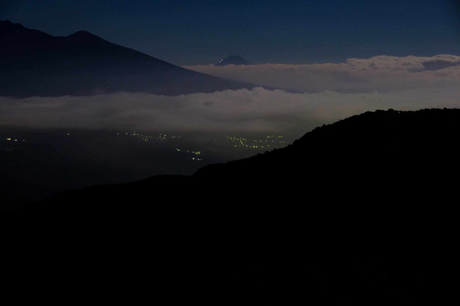 霧ヶ峰山頂の気象レーダーと夜明け前の街明かり