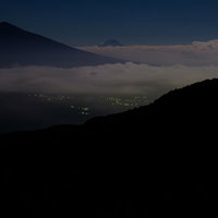 夕焼け空に映える霧ヶ峰の山々のシルエットの写真