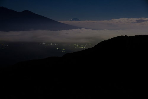 霧ヶ峰山頂の気象レーダーと夜明け前の街明かり