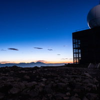 夕暮れ時に落ち葉に隠れる遊歩道の木製の板の写真