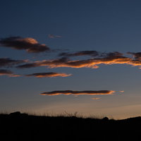 高原から望む夕暮れ空と山並みの写真