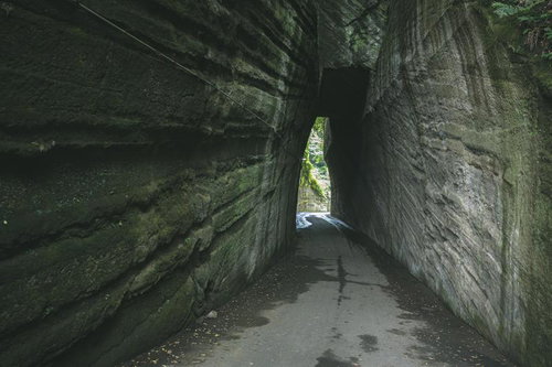 燈籠坂大師の石造切通しトンネル、千葉県房総の歴史的参詣道