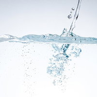 ゴポゴポ水が注がれる水中の気泡と水滴が浮遊する様子の写真