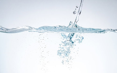 ゴポゴポ水が注がれる水中の気泡と水滴が浮遊する様子