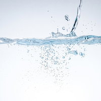 ミネラルウォーターが水槽に注ぎ込まれる瞬間の写真