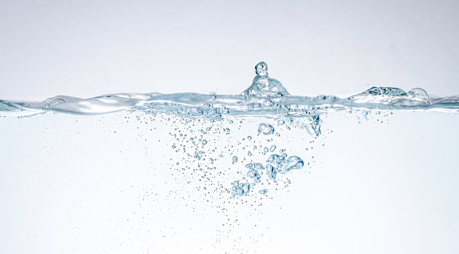 透明な水の中に細かな気泡が浮かび上がる清涼感のある水面