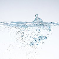水槽の中の水面と気泡が光を反射する水中の透明な水の写真