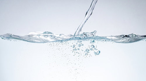 透明な水槽に勢いよく注がれる水と舞い上がる気泡