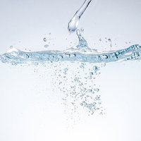 水流が水面に落ちる瞬間と気泡の写真