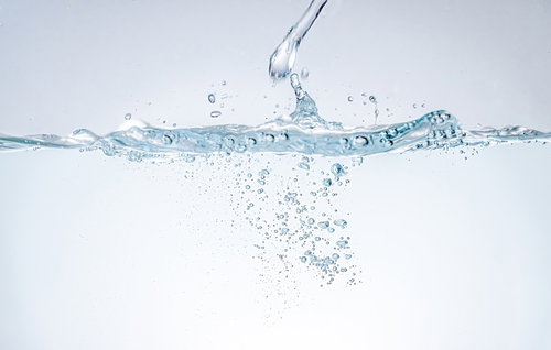 水流が水面に落ちる瞬間と気泡