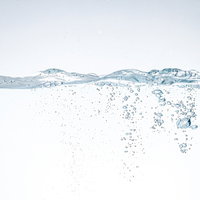 水が注がれた後に生じる気泡の光の輝きの写真