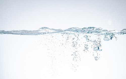 水が注がれた後に生じる気泡の光の輝き