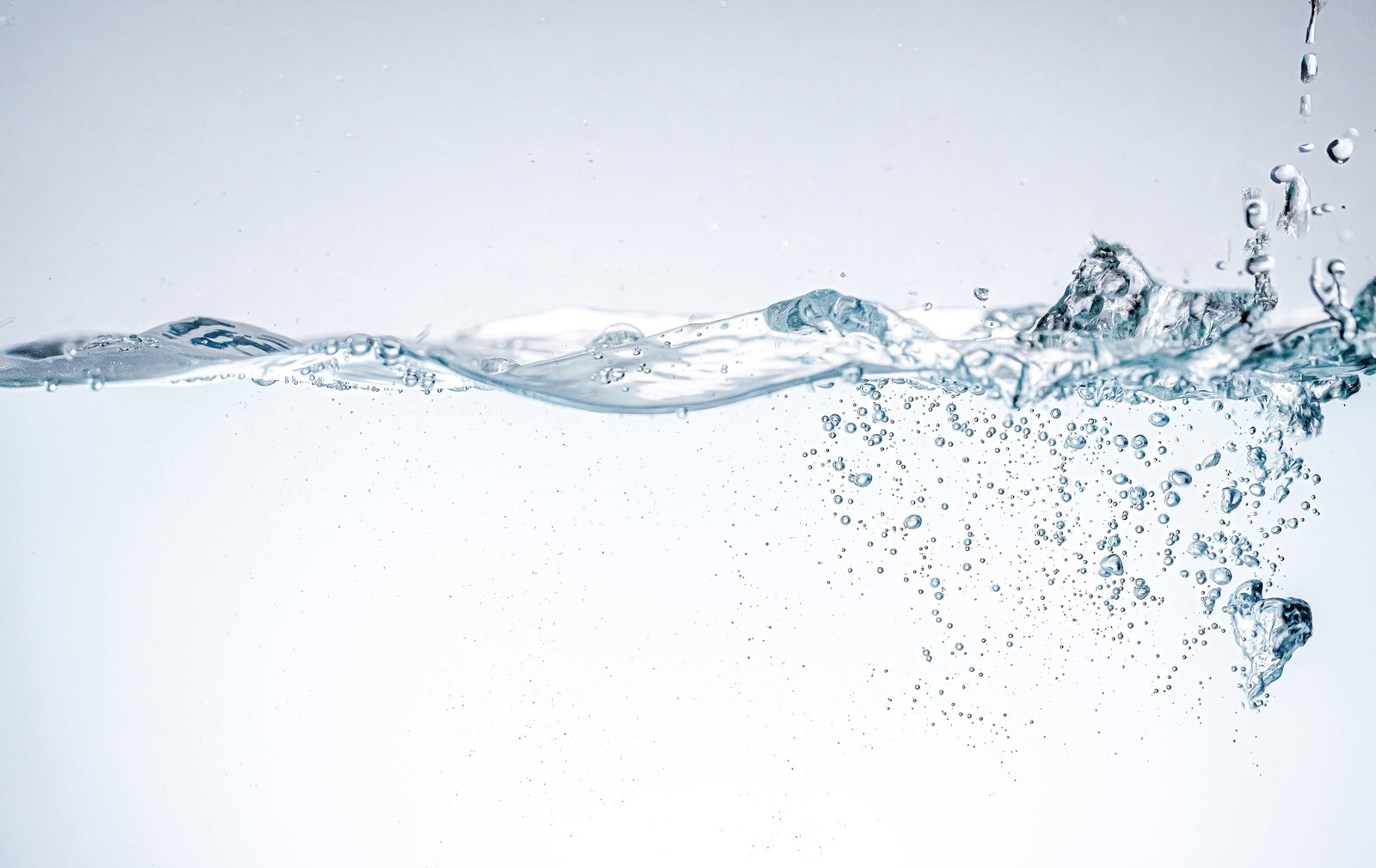 透明な水の中を無数の小さな気泡が舞い上がっている様子