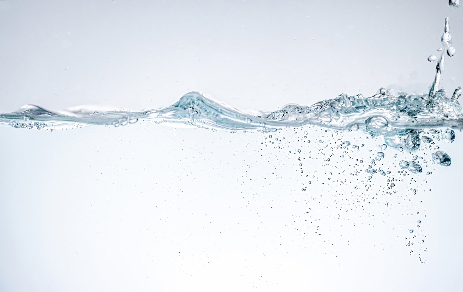 透明な水槽に水を注いで気泡が立ち上る様子